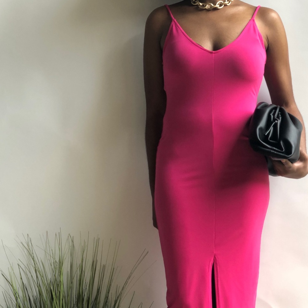 Midi length pink dress with vertical slit. - Picture 3 of 7